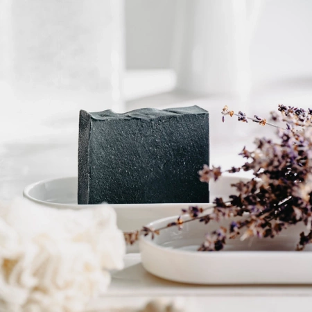 Naturalne mydło WĘGLOWE Z MIODEM, MASŁEM SHEA, EUKALIPTUSEM I LAWENDĄ - Miodowa Mydlarnia
